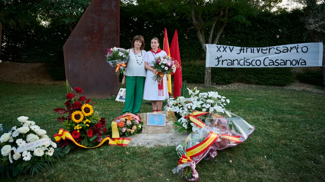 Acto organizado por 'Vecinos de paz' en homenaje a Francisco Casanova, militar asesinado por ETA hace 25 años. PABLO LASAOSA