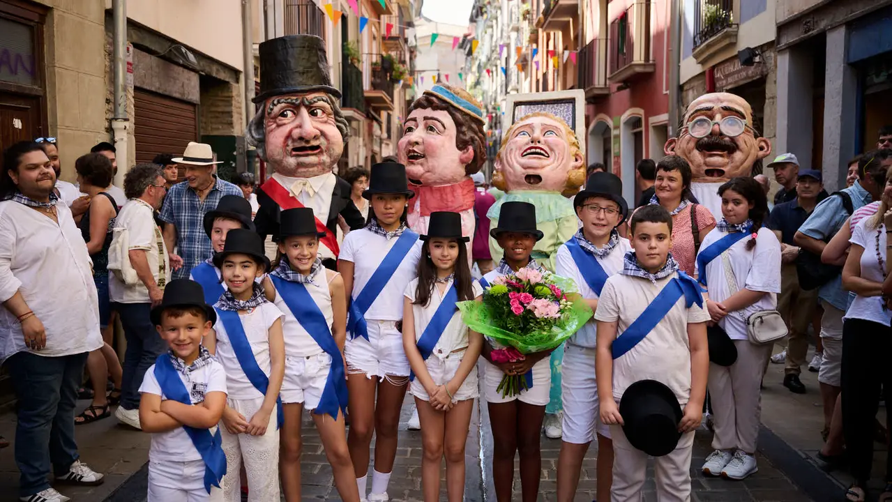 La calle de San Lorenzo de Pamplona celebra su día de fiestas con numerosas actividades musicales, festivas y gastronómica de gran arraigo en el barrio, como el cohete que se ha prendido a las 13.00 horas. PABLO LASAOSA