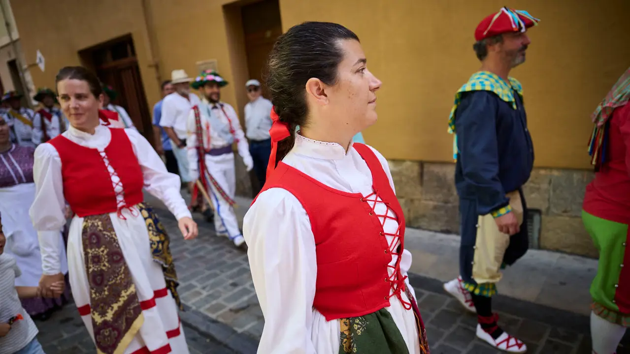 La calle de San Lorenzo de Pamplona celebra su día de fiestas con numerosas actividades musicales, festivas y gastronómica de gran arraigo en el barrio, como el cohete que se ha prendido a las 13.00 horas. PABLO LASAOSA