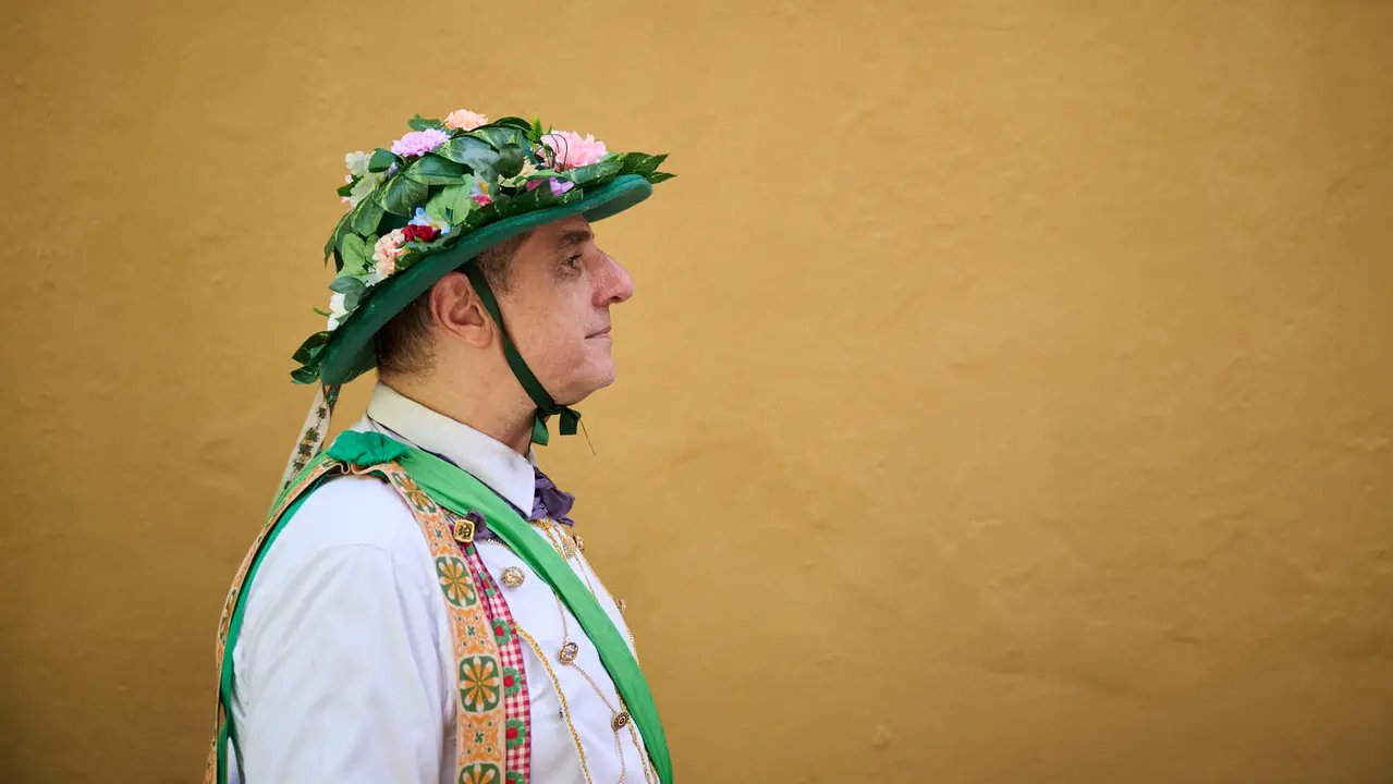 La calle de San Lorenzo de Pamplona celebra su día de fiestas con numerosas actividades musicales, festivas y gastronómica de gran arraigo en el barrio, como el cohete que se ha prendido a las 13.00 horas. PABLO LASAOSA