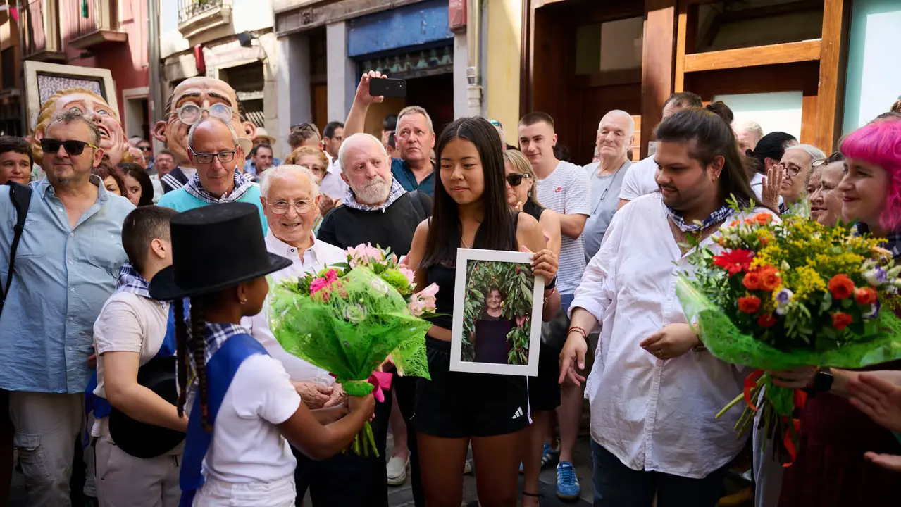 La calle de San Lorenzo de Pamplona celebra su día de fiestas con numerosas actividades musicales, festivas y gastronómica de gran arraigo en el barrio, como el cohete que se ha prendido a las 13.00 horas. PABLO LASAOSA