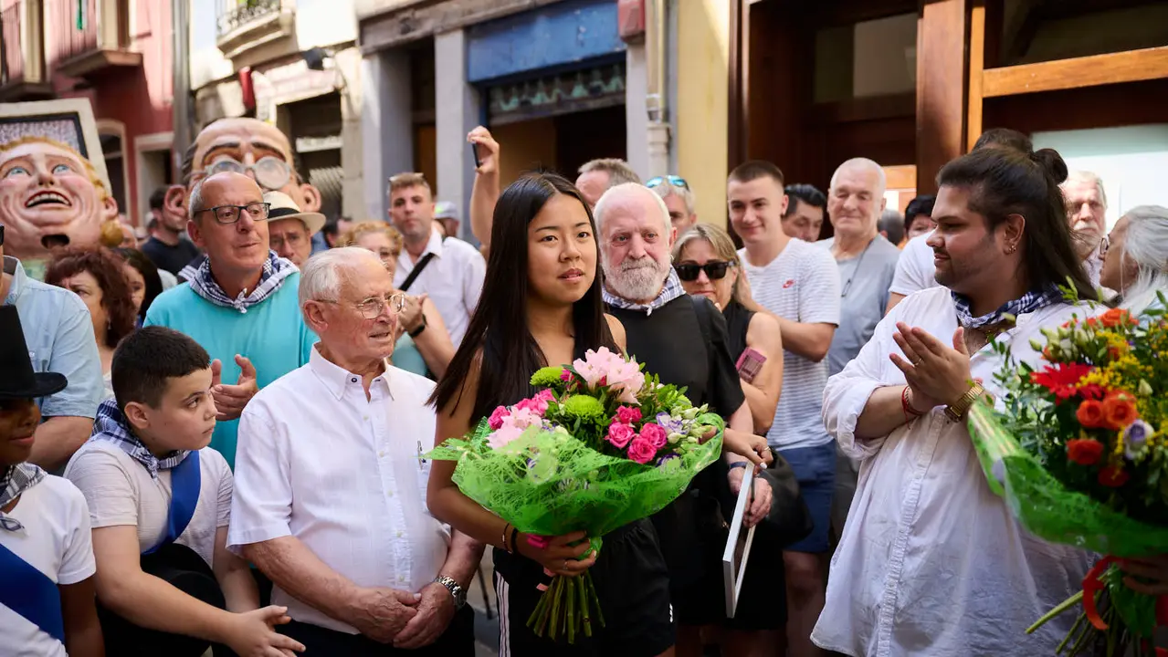 La calle de San Lorenzo de Pamplona celebra su día de fiestas con numerosas actividades musicales, festivas y gastronómica de gran arraigo en el barrio, como el cohete que se ha prendido a las 13.00 horas. PABLO LASAOSA