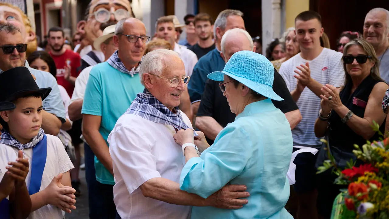 La calle de San Lorenzo de Pamplona celebra su día de fiestas con numerosas actividades musicales, festivas y gastronómica de gran arraigo en el barrio, como el cohete que se ha prendido a las 13.00 horas. PABLO LASAOSA