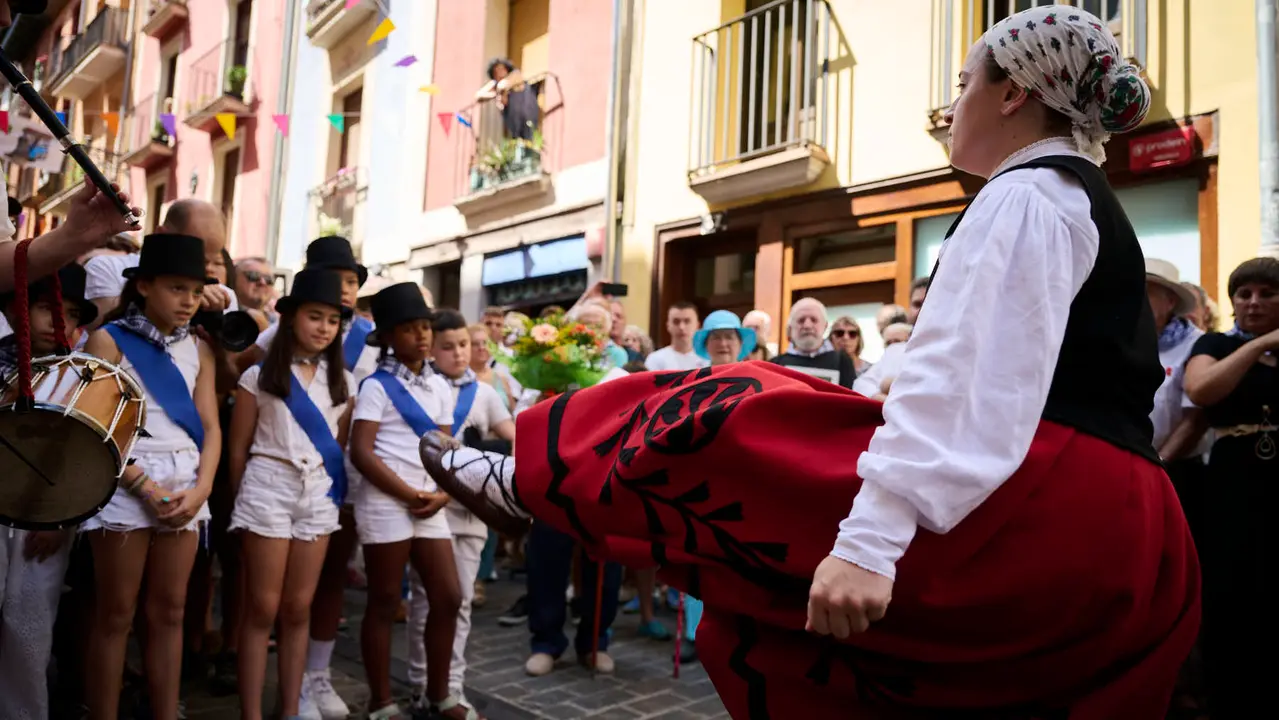 La calle de San Lorenzo de Pamplona celebra su día de fiestas con numerosas actividades musicales, festivas y gastronómica de gran arraigo en el barrio, como el cohete que se ha prendido a las 13.00 horas. PABLO LASAOSA