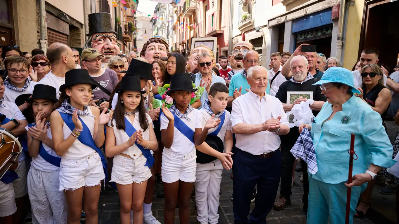 La calle de San Lorenzo de Pamplona celebra su día de fiestas con numerosas actividades musicales, festivas y gastronómica de gran arraigo en el barrio, como el cohete que se ha prendido a las 13.00 horas. PABLO LASAOSA