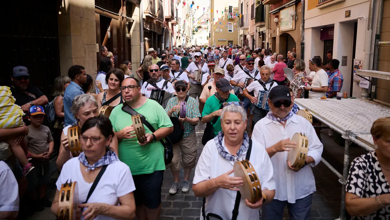 La calle de San Lorenzo de Pamplona celebra su día de fiestas con numerosas actividades musicales, festivas y gastronómica de gran arraigo en el barrio, como el cohete que se ha prendido a las 13.00 horas. PABLO LASAOSA