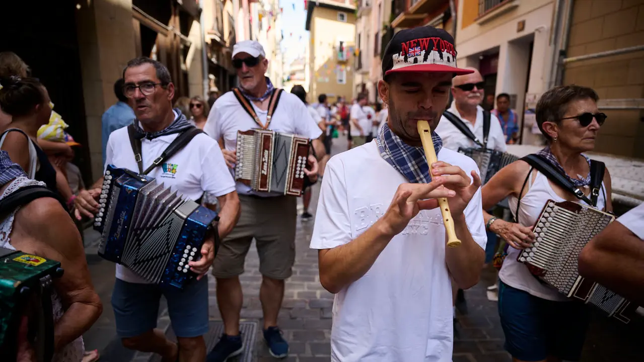 La calle de San Lorenzo de Pamplona celebra su día de fiestas con numerosas actividades musicales, festivas y gastronómica de gran arraigo en el barrio, como el cohete que se ha prendido a las 13.00 horas. PABLO LASAOSA
