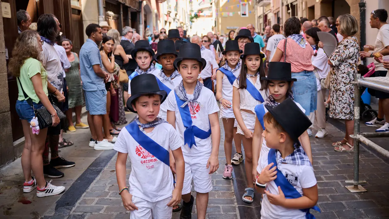 La calle de San Lorenzo de Pamplona celebra su día de fiestas con numerosas actividades musicales, festivas y gastronómica de gran arraigo en el barrio, como el cohete que se ha prendido a las 13.00 horas. PABLO LASAOSA
