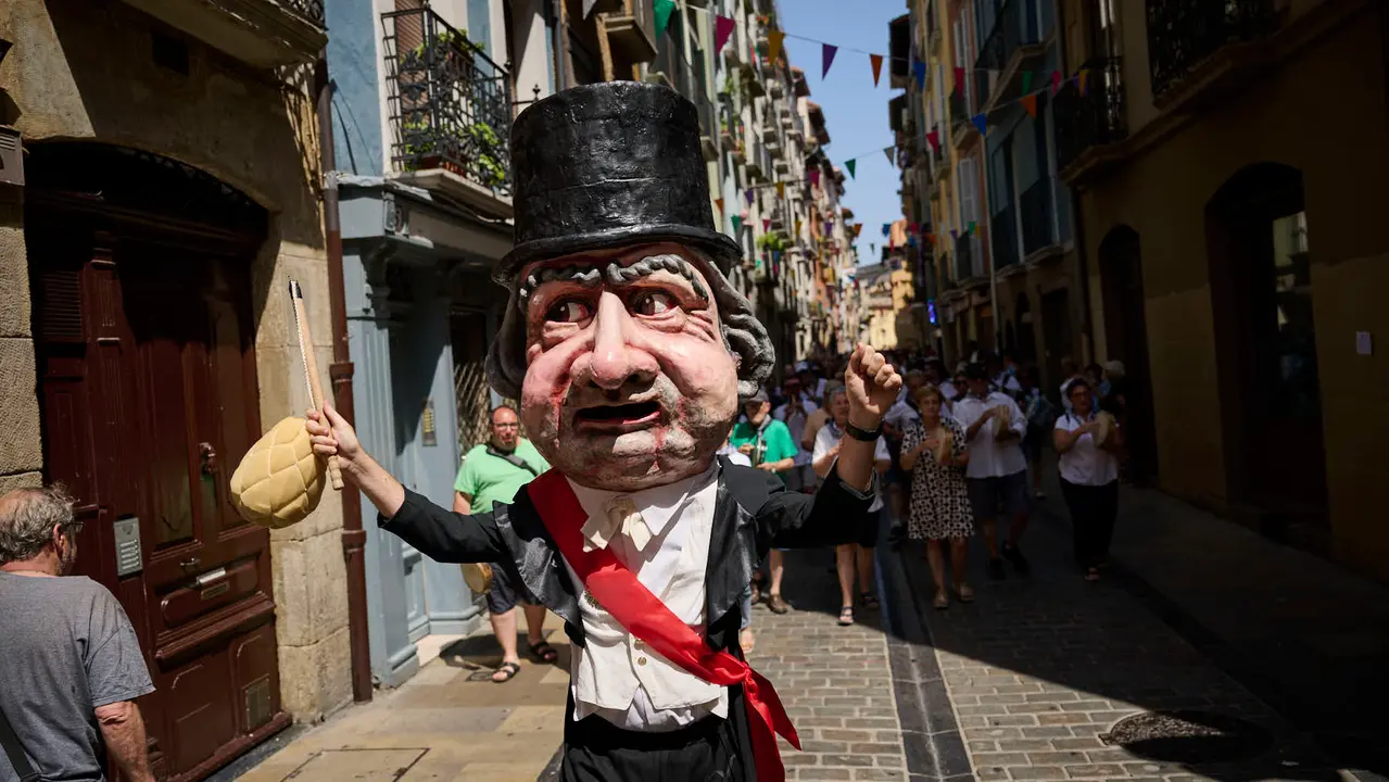 La calle de San Lorenzo de Pamplona celebra su día de fiestas con numerosas actividades musicales, festivas y gastronómica de gran arraigo en el barrio, como el cohete que se ha prendido a las 13.00 horas. PABLO LASAOSA