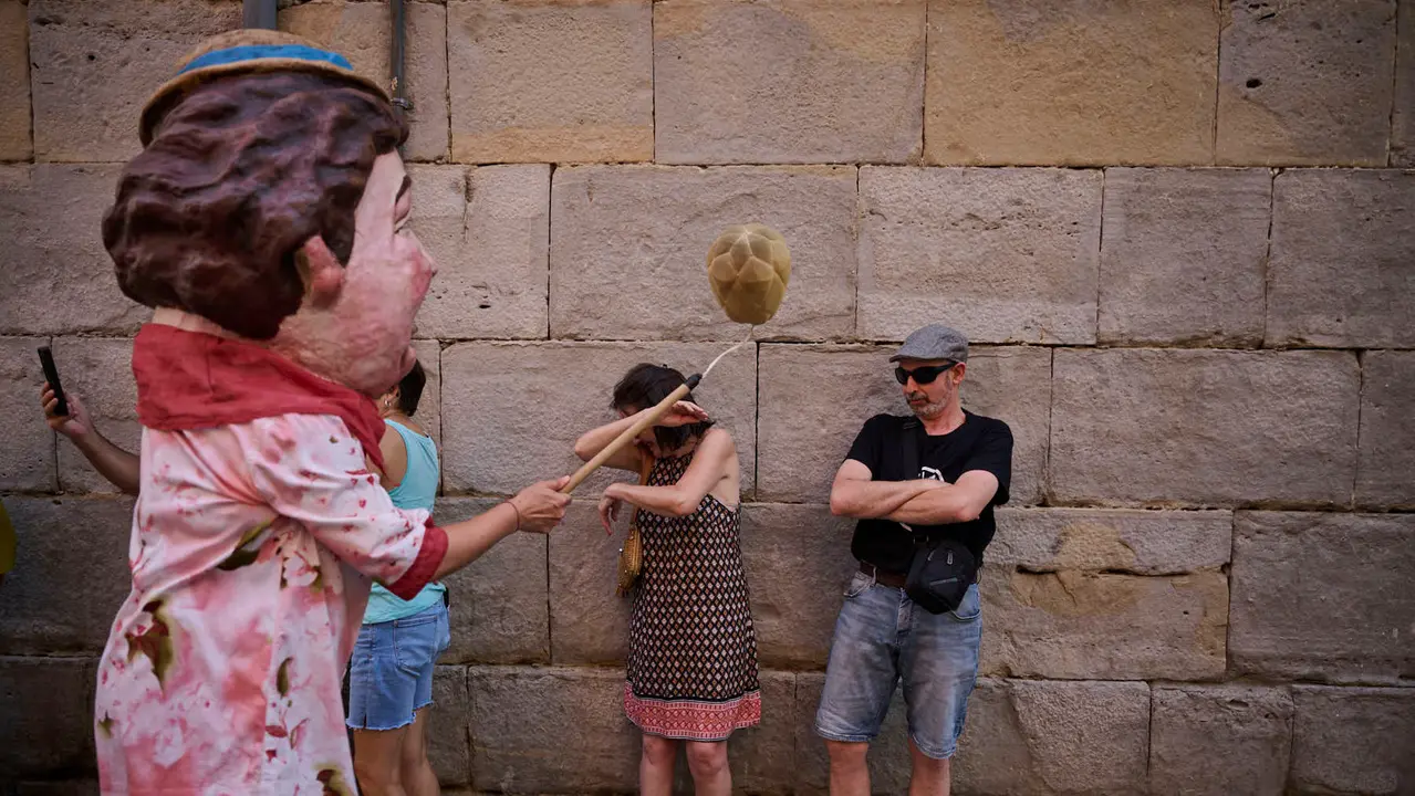 La calle de San Lorenzo de Pamplona celebra su día de fiestas con numerosas actividades musicales, festivas y gastronómica de gran arraigo en el barrio, como el cohete que se ha prendido a las 13.00 horas. PABLO LASAOSA