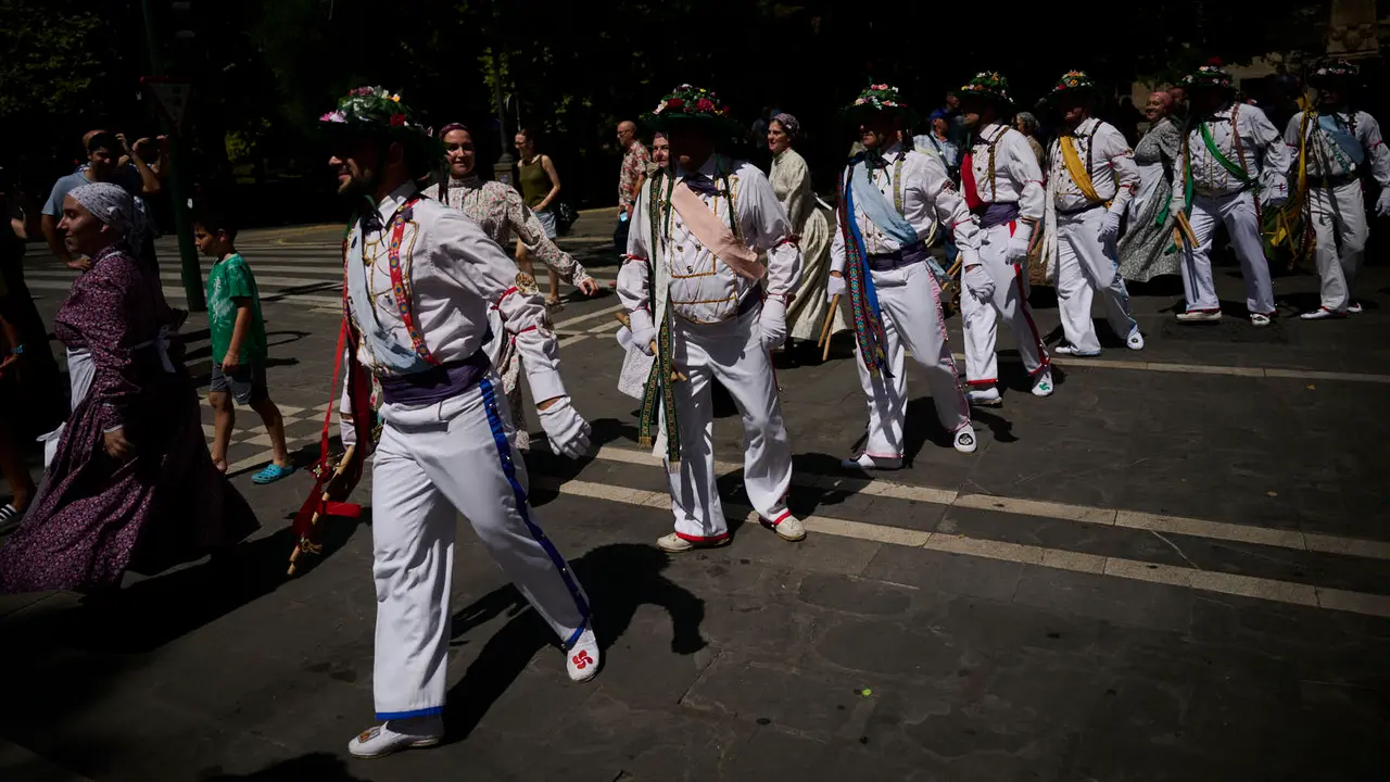 La calle de San Lorenzo de Pamplona celebra su día de fiestas con numerosas actividades musicales, festivas y gastronómica de gran arraigo en el barrio, como el cohete que se ha prendido a las 13.00 horas. PABLO LASAOSA