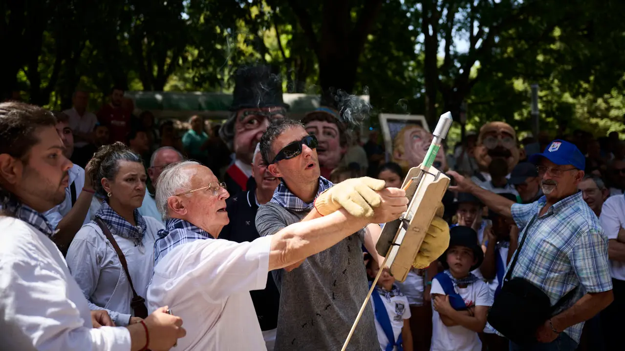 La calle de San Lorenzo de Pamplona celebra su día de fiestas con numerosas actividades musicales, festivas y gastronómica de gran arraigo en el barrio, como el cohete que se ha prendido a las 13.00 horas. PABLO LASAOSA