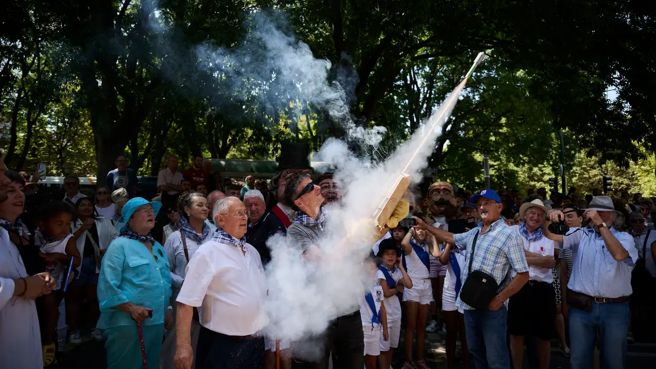 La calle de San Lorenzo de Pamplona celebra su día de fiestas con numerosas actividades musicales, festivas y gastronómica de gran arraigo en el barrio, como el cohete que se ha prendido a las 13.00 horas. PABLO LASAOSA