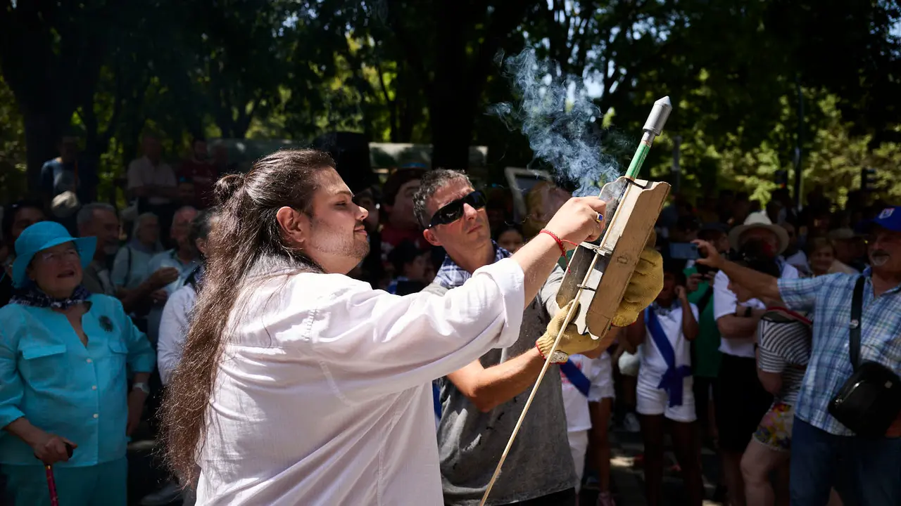 La calle de San Lorenzo de Pamplona celebra su día de fiestas con numerosas actividades musicales, festivas y gastronómica de gran arraigo en el barrio, como el cohete que se ha prendido a las 13.00 horas. PABLO LASAOSA