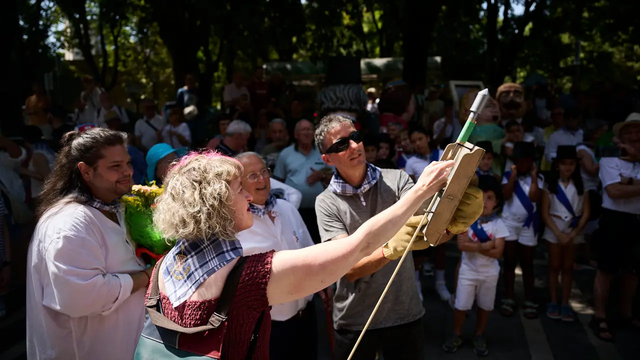 La calle de San Lorenzo de Pamplona celebra su día de fiestas con numerosas actividades musicales, festivas y gastronómica de gran arraigo en el barrio, como el cohete que se ha prendido a las 13.00 horas. PABLO LASAOSA