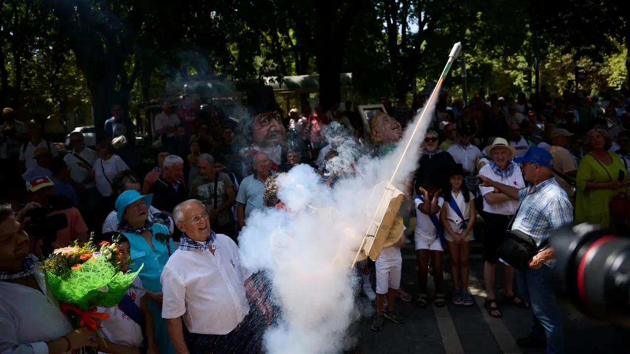 La calle de San Lorenzo de Pamplona celebra su día de fiestas con numerosas actividades musicales, festivas y gastronómica de gran arraigo en el barrio, como el cohete que se ha prendido a las 13.00 horas. PABLO LASAOSA