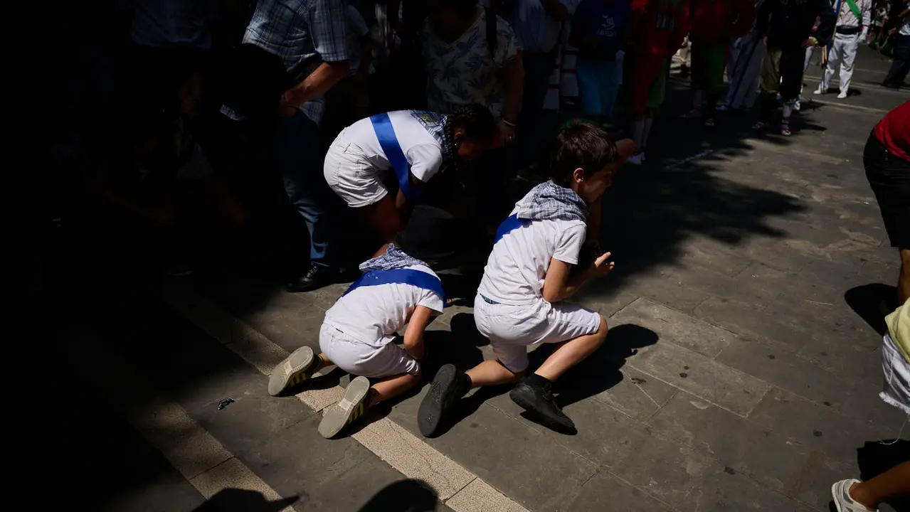 La calle de San Lorenzo de Pamplona celebra su día de fiestas con numerosas actividades musicales, festivas y gastronómica de gran arraigo en el barrio, como el cohete que se ha prendido a las 13.00 horas. PABLO LASAOSA