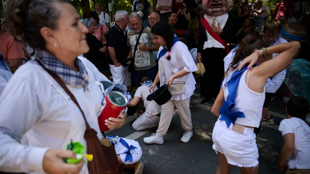 La calle de San Lorenzo de Pamplona celebra su día de fiestas con numerosas actividades musicales, festivas y gastronómica de gran arraigo en el barrio, como el cohete que se ha prendido a las 13.00 horas. PABLO LASAOSA