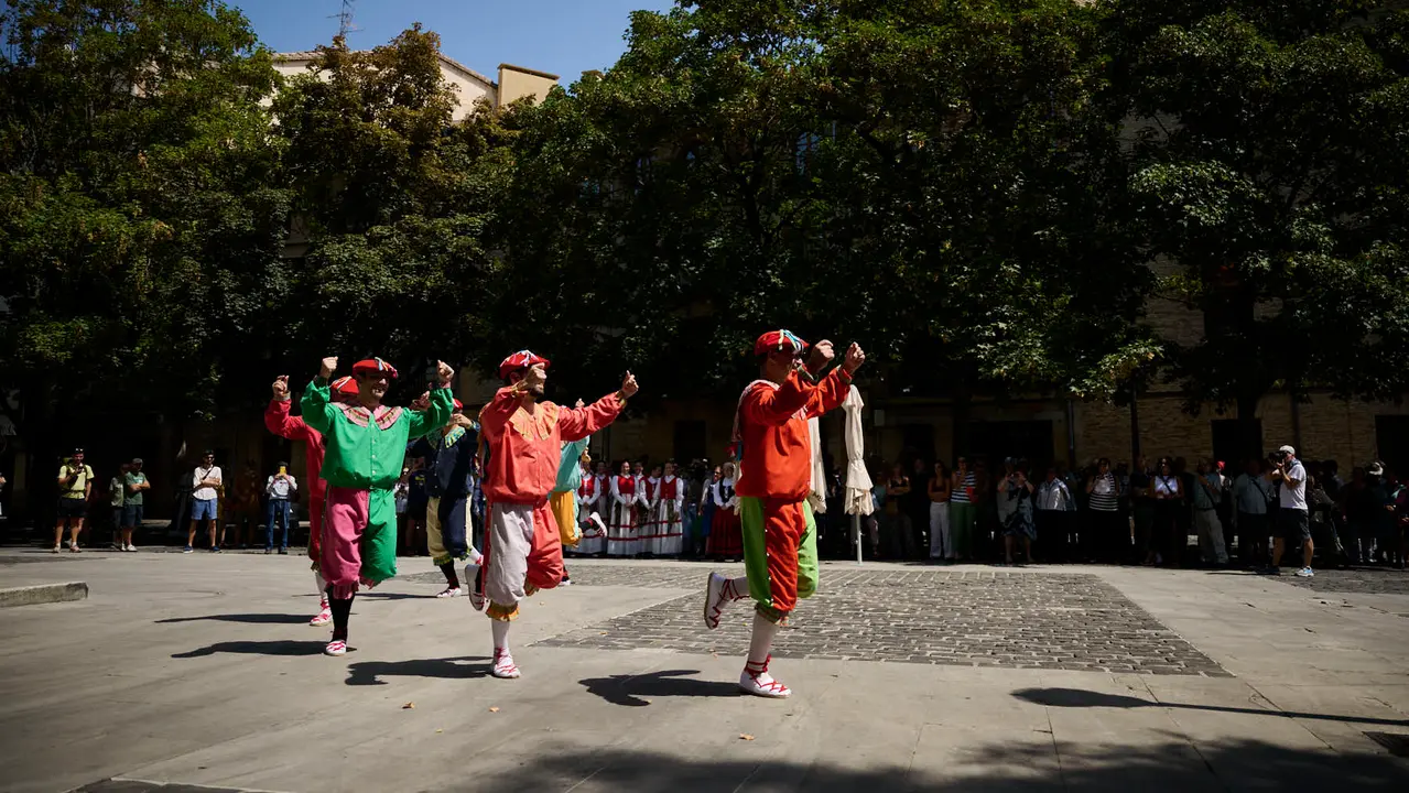 La calle de San Lorenzo de Pamplona celebra su día de fiestas con numerosas actividades musicales, festivas y gastronómica de gran arraigo en el barrio, como el cohete que se ha prendido a las 13.00 horas. PABLO LASAOSA