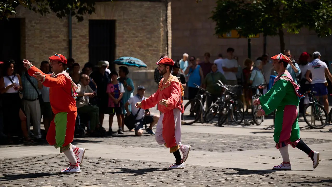 La calle de San Lorenzo de Pamplona celebra su día de fiestas con numerosas actividades musicales, festivas y gastronómica de gran arraigo en el barrio, como el cohete que se ha prendido a las 13.00 horas. PABLO LASAOSA