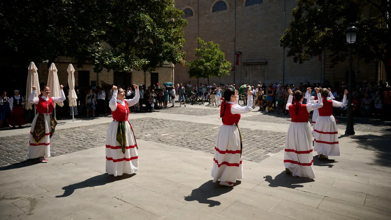 La calle de San Lorenzo de Pamplona celebra su día de fiestas con numerosas actividades musicales, festivas y gastronómica de gran arraigo en el barrio, como el cohete que se ha prendido a las 13.00 horas. PABLO LASAOSA