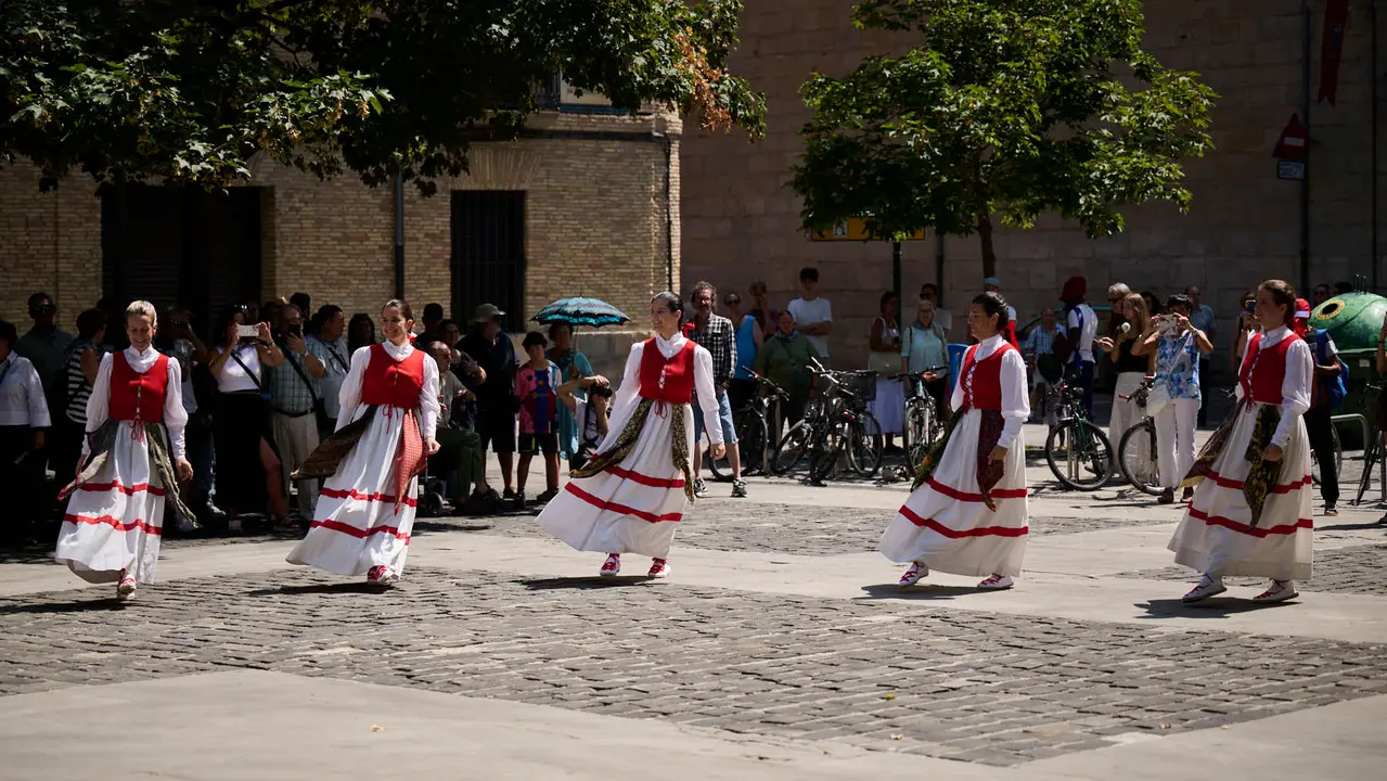 La calle de San Lorenzo de Pamplona celebra su día de fiestas con numerosas actividades musicales, festivas y gastronómica de gran arraigo en el barrio, como el cohete que se ha prendido a las 13.00 horas. PABLO LASAOSA