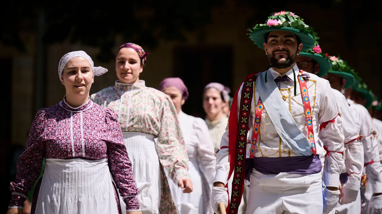 La calle de San Lorenzo de Pamplona celebra su día de fiestas con numerosas actividades musicales, festivas y gastronómica de gran arraigo en el barrio, como el cohete que se ha prendido a las 13.00 horas. PABLO LASAOSA