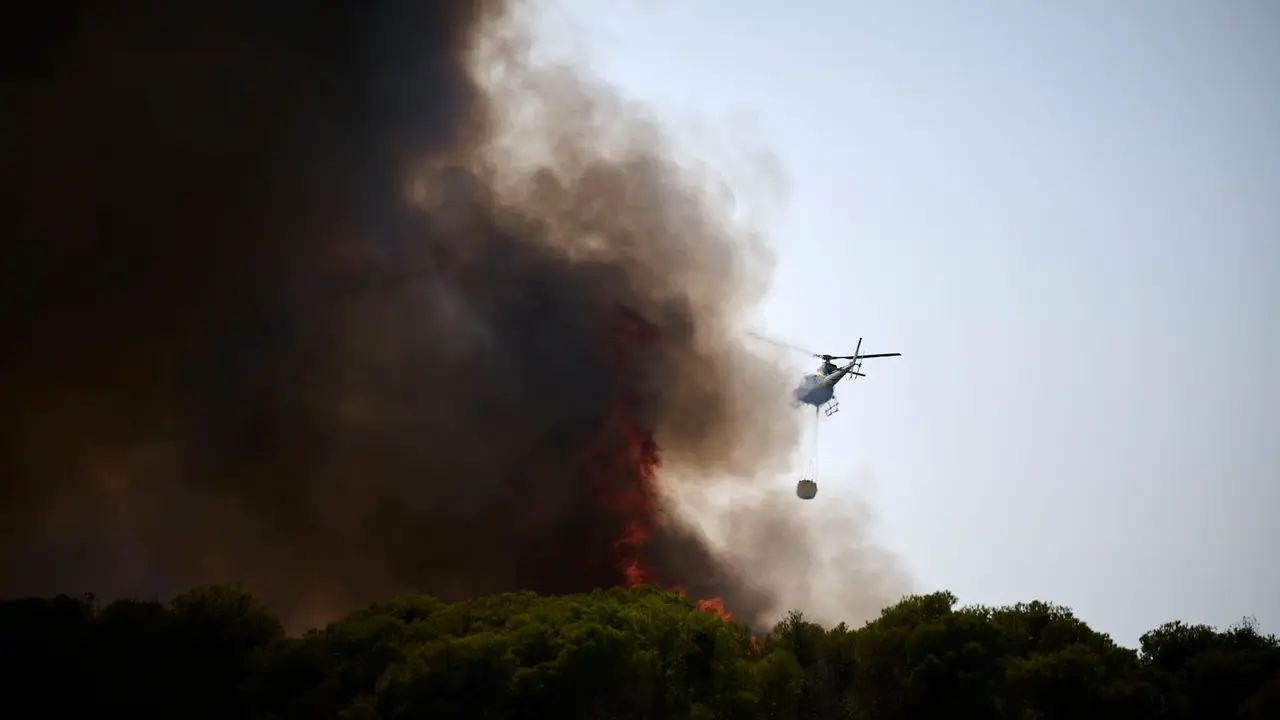 Efectivos de Bomberos, Policía Foral, Guardia Civil, aviones y helicópteros trabajan para sofocar el incendio forestal declarado en Carcastillo. PABLO LASAOSA