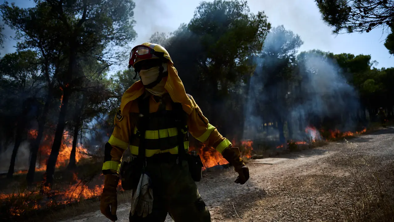 Efectivos de Bomberos, Policía Foral, Guardia Civil, aviones y helicópteros trabajan para sofocar el incendio forestal declarado en Carcastillo. PABLO LASAOSA