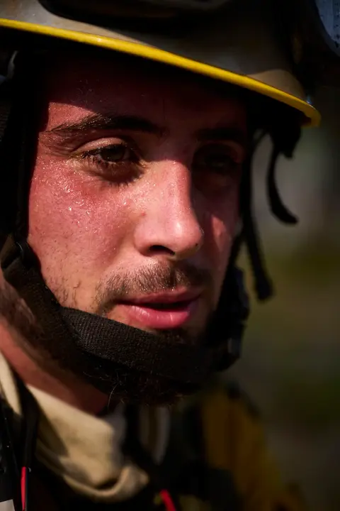 Efectivos de Bomberos, Policía Foral, Guardia Civil, aviones y helicópteros trabajan para sofocar el incendio forestal declarado en Carcastillo. PABLO LASAOSA