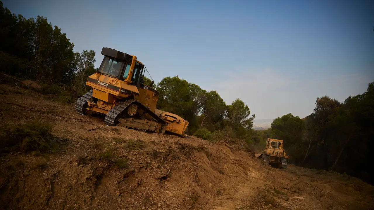 Efectivos de Bomberos, Policía Foral, Guardia Civil, aviones y helicópteros trabajan para sofocar el incendio forestal declarado en Carcastillo. PABLO LASAOSA