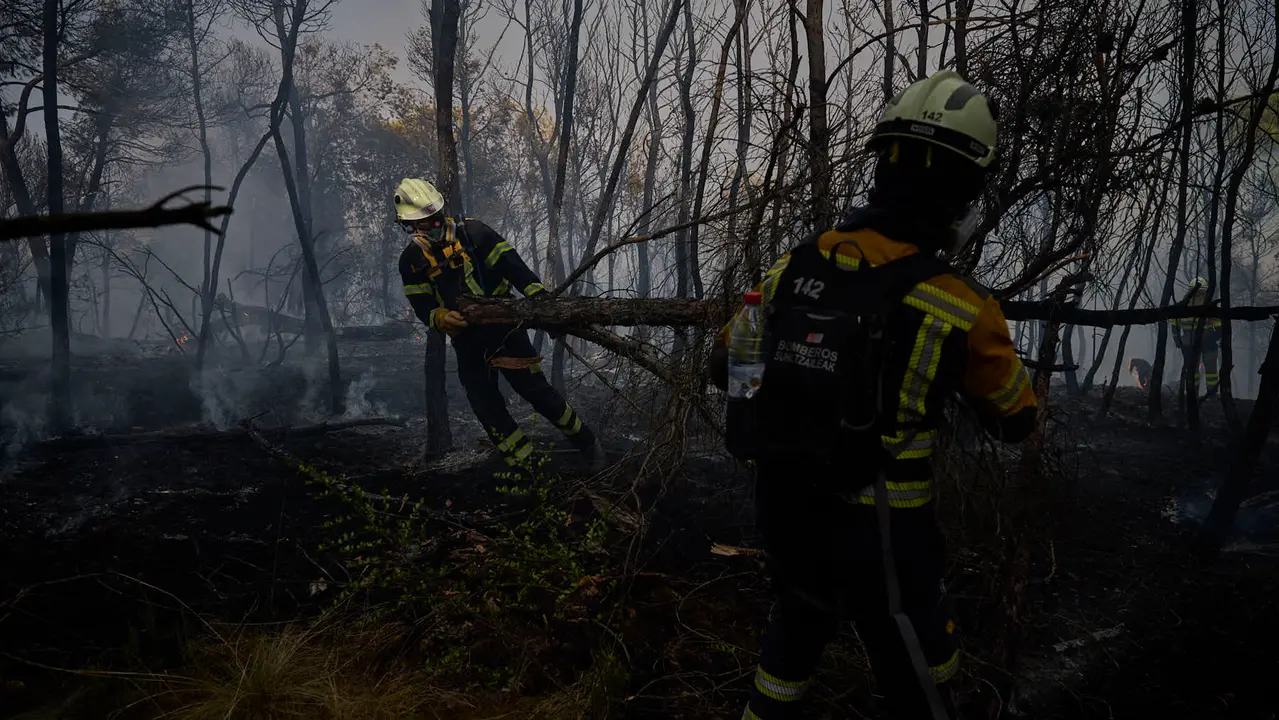Efectivos de Bomberos, Policía Foral, Guardia Civil, aviones y helicópteros trabajan para sofocar el incendio forestal declarado en Carcastillo. PABLO LASAOSA