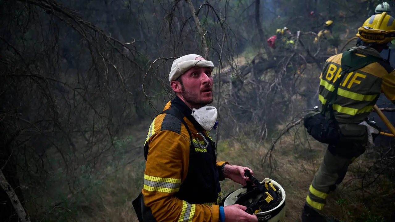 Efectivos de Bomberos, Policía Foral, Guardia Civil, aviones y helicópteros trabajan para sofocar el incendio forestal declarado en Carcastillo. PABLO LASAOSA