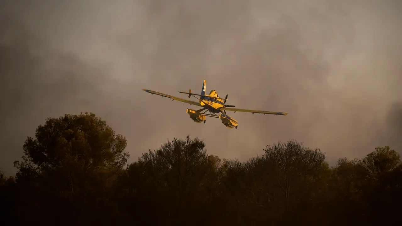 Efectivos de Bomberos, Policía Foral, Guardia Civil, aviones y helicópteros trabajan para sofocar el incendio forestal declarado en Carcastillo. PABLO LASAOSA