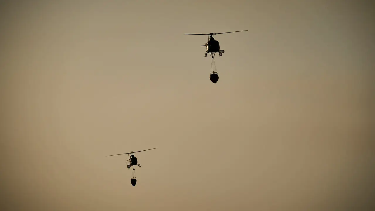 Efectivos de Bomberos, Policía Foral, Guardia Civil, aviones y helicópteros trabajan para sofocar el incendio forestal declarado en Carcastillo. PABLO LASAOSA
