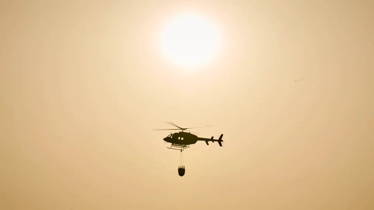 Efectivos de Bomberos, Policía Foral, Guardia Civil, aviones y helicópteros trabajan para sofocar el incendio forestal declarado en Carcastillo. PABLO LASAOSA