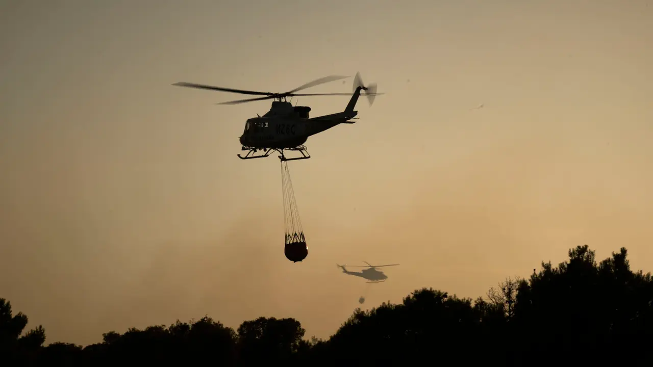 Efectivos de Bomberos, Policía Foral, Guardia Civil, aviones y helicópteros trabajan para sofocar el incendio forestal declarado en Carcastillo. PABLO LASAOSA