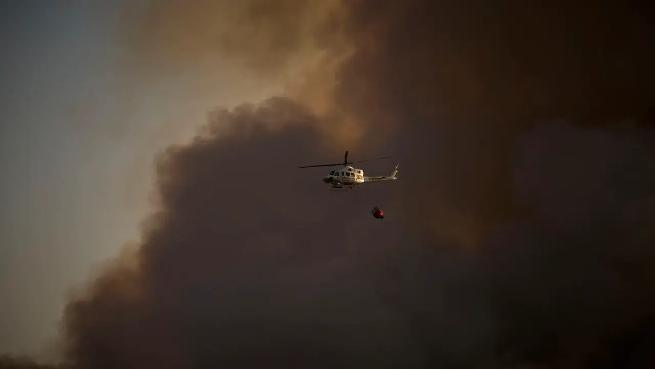 Efectivos de Bomberos, Policía Foral, Guardia Civil, aviones y helicópteros trabajan para sofocar el incendio forestal declarado en Carcastillo. PABLO LASAOSA