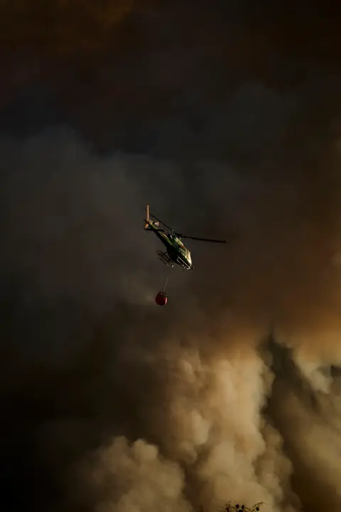 Efectivos de Bomberos, Policía Foral, Guardia Civil, aviones y helicópteros trabajan para sofocar el incendio forestal declarado en Carcastillo. PABLO LASAOSA