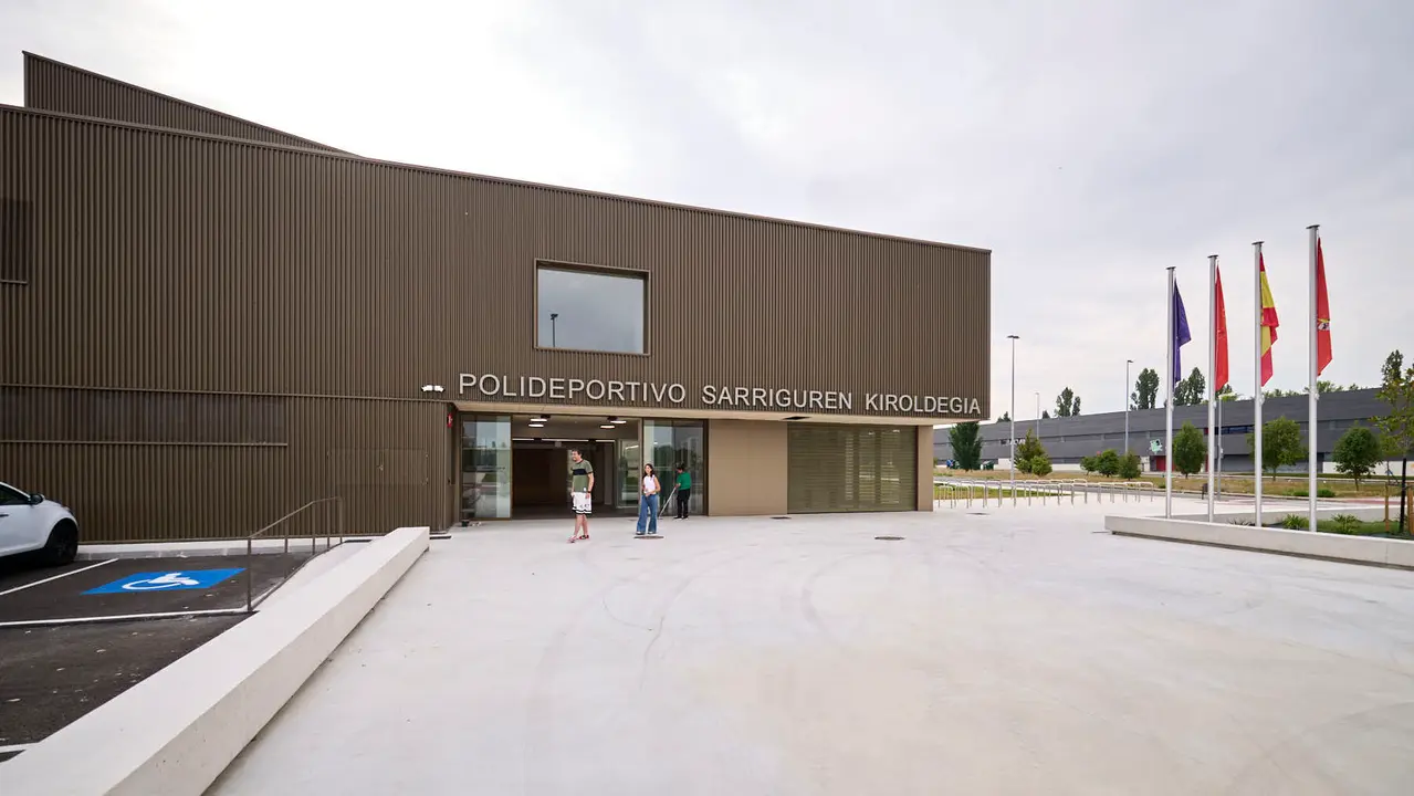 Presentación del nuevo polideportivo de Sarriguren. PABLO LASAOSA