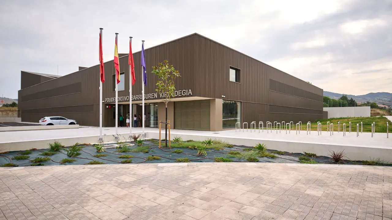 Presentación del nuevo polideportivo de Sarriguren. PABLO LASAOSA