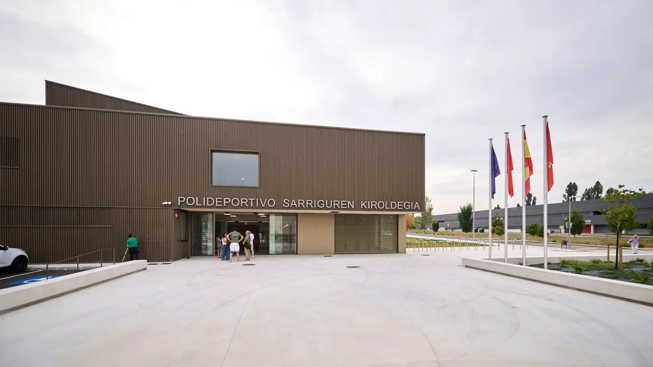 Presentación del nuevo polideportivo de Sarriguren. PABLO LASAOSA