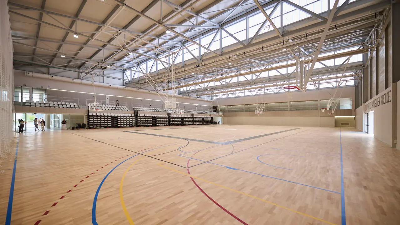 Presentación del nuevo polideportivo de Sarriguren. PABLO LASAOSA