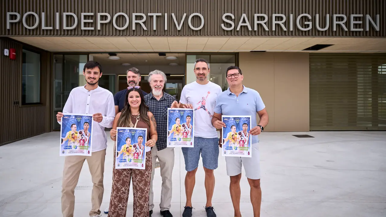 Presentación del nuevo polideportivo de Sarriguren. PABLO LASAOSA