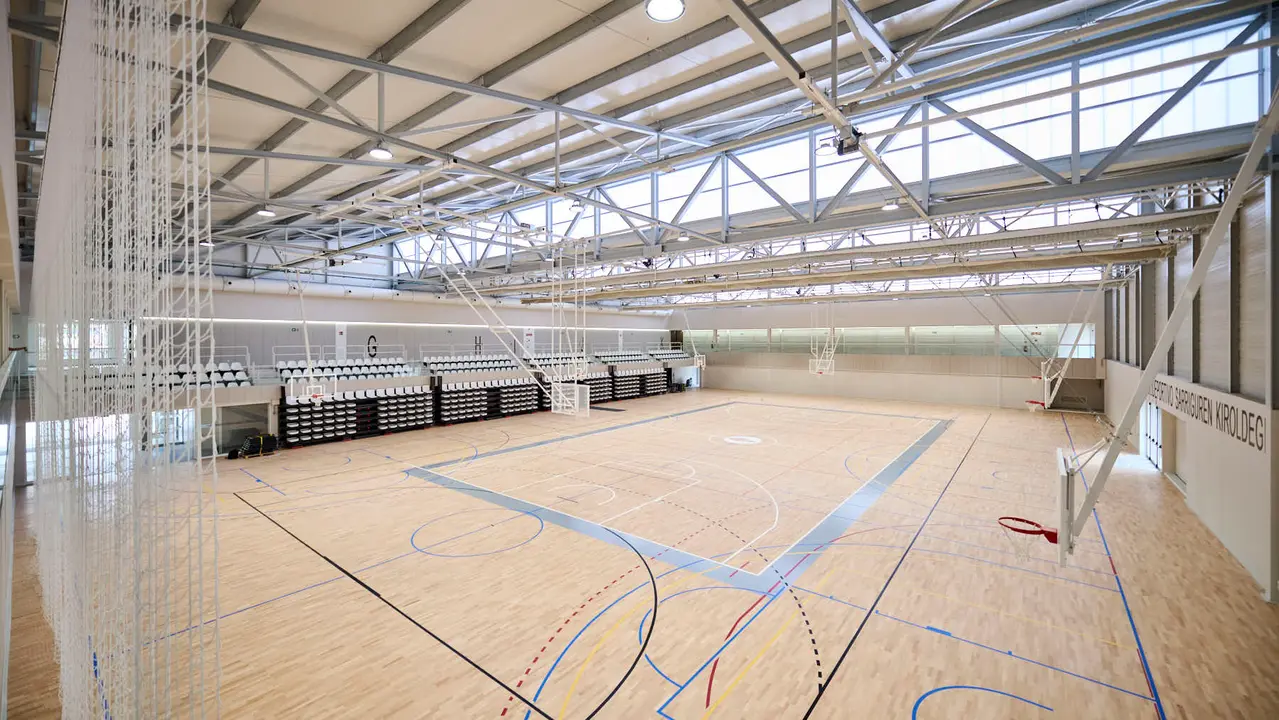 Presentación del nuevo polideportivo de Sarriguren. PABLO LASAOSA