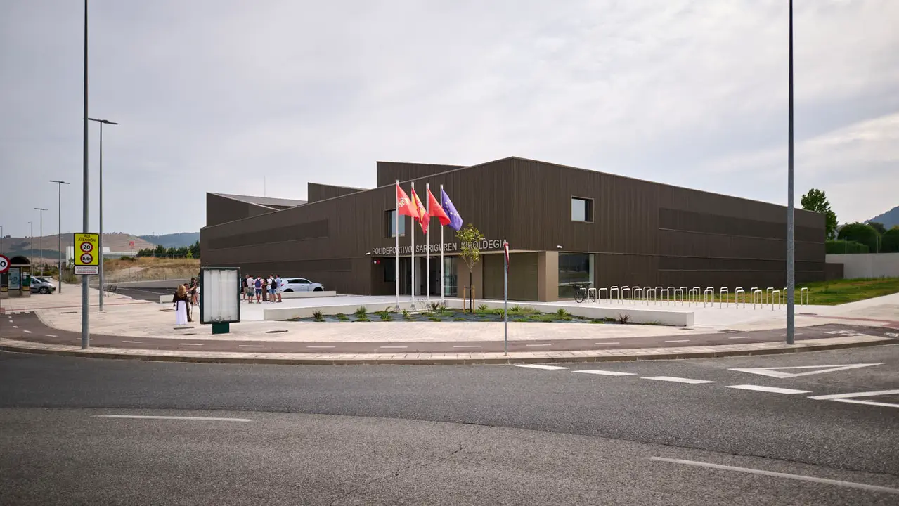 Presentación del nuevo polideportivo de Sarriguren. PABLO LASAOSA