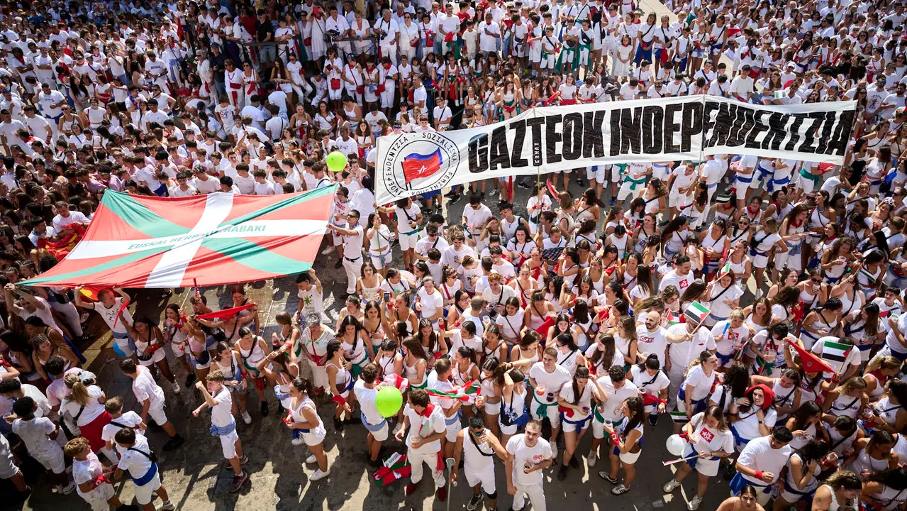 Cientos de personas participan en el chupinazo de fiestas de Tafalla 2025 a cargo de la Peña Sport. PABLO LASAOSA