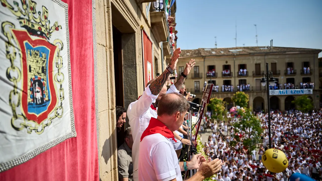Cientos de personas participan en el chupinazo de fiestas de Tafalla 2025 a cargo de la Peña Sport. PABLO LASAOSA