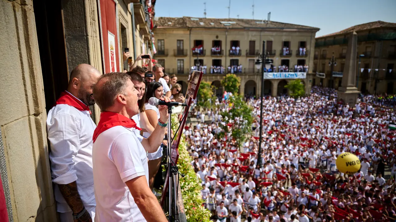 Cientos de personas participan en el chupinazo de fiestas de Tafalla 2025 a cargo de la Peña Sport. PABLO LASAOSA