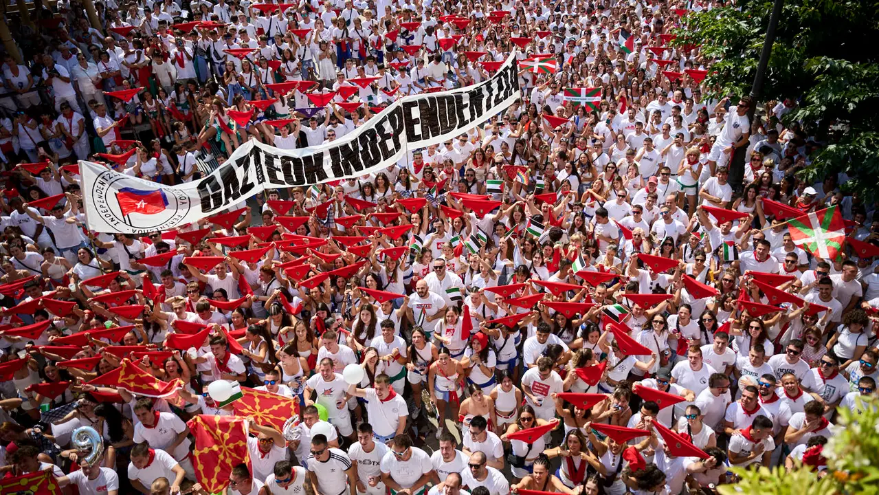 Cientos de personas participan en el chupinazo de fiestas de Tafalla 2025 a cargo de la Peña Sport. PABLO LASAOSA